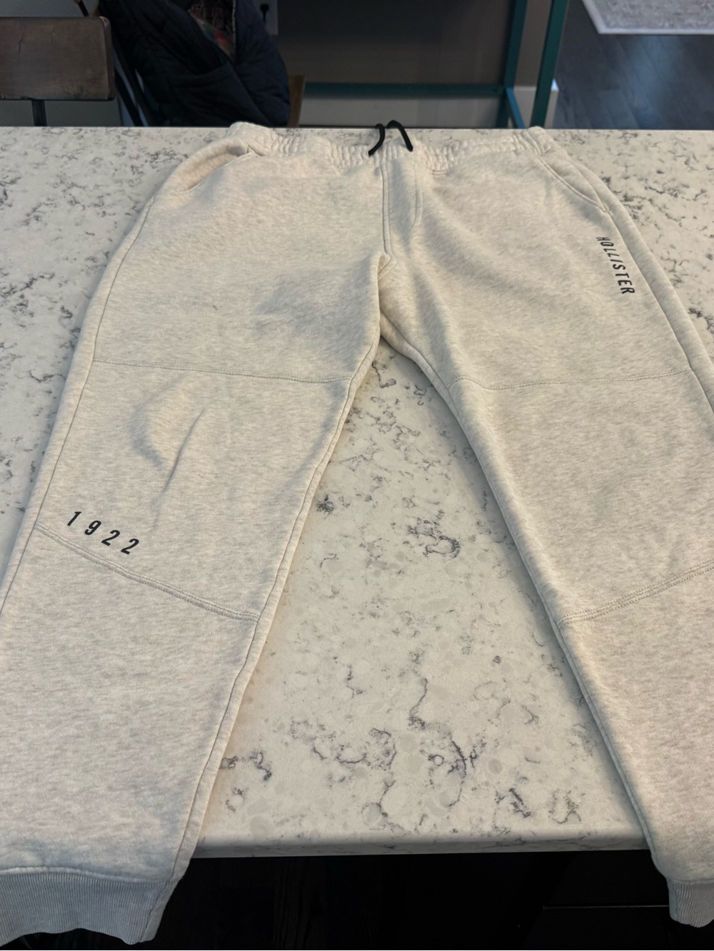 Hollister Men’s Medium Cream Fleece Jogger Pants